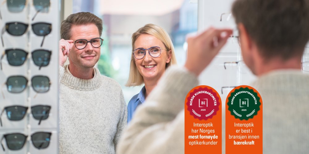 Interoptiker med fornøyd kunde