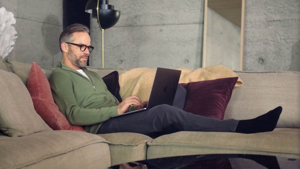 Mann med briller på sofaen