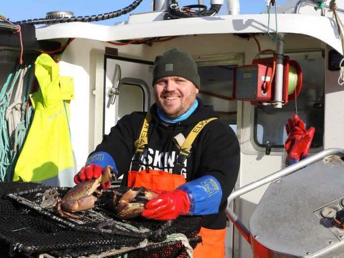 Kunde Arnstein Næss ute i fiskebåten