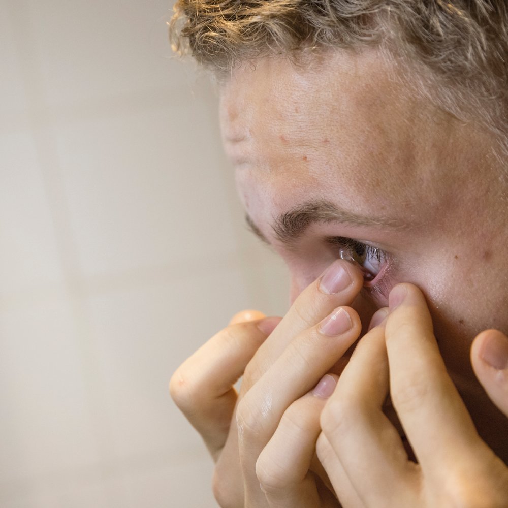 Ung gutt setter på kontaktlinsen MiSight fra Interoptik