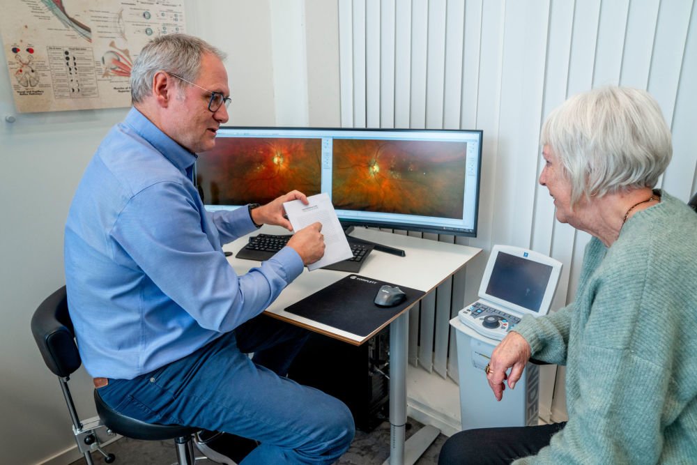 Optiker med kunde på synsundersøkelse