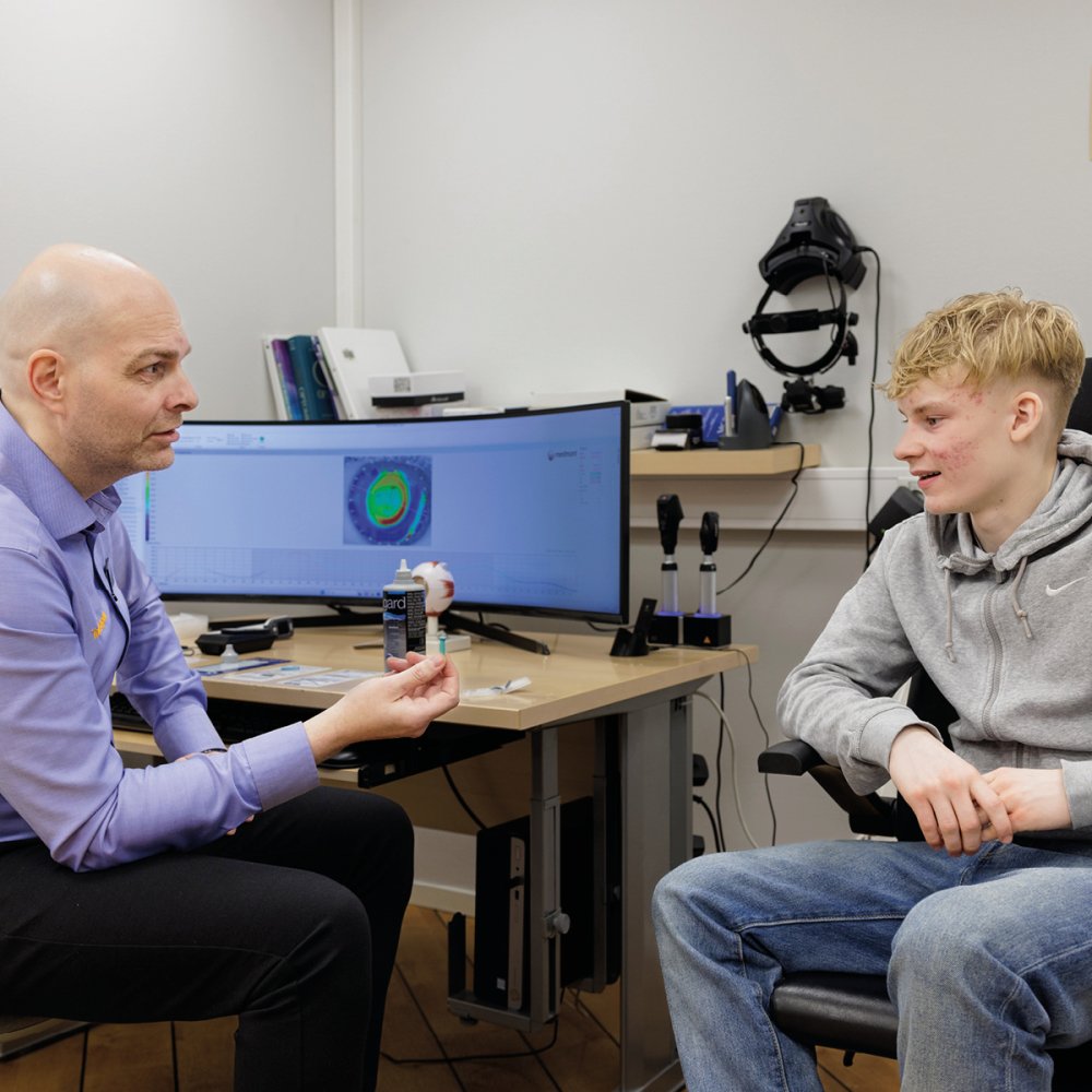 Optiker viser frem drømmelinse til Gustav