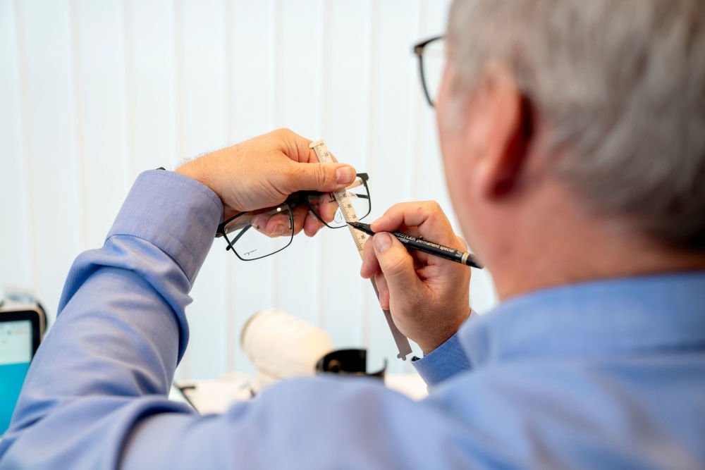 Optiker måler brilleglassene