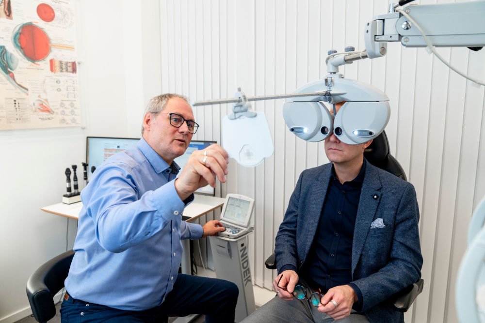 Optiker sjekker hvilke styrker Øystein trenger