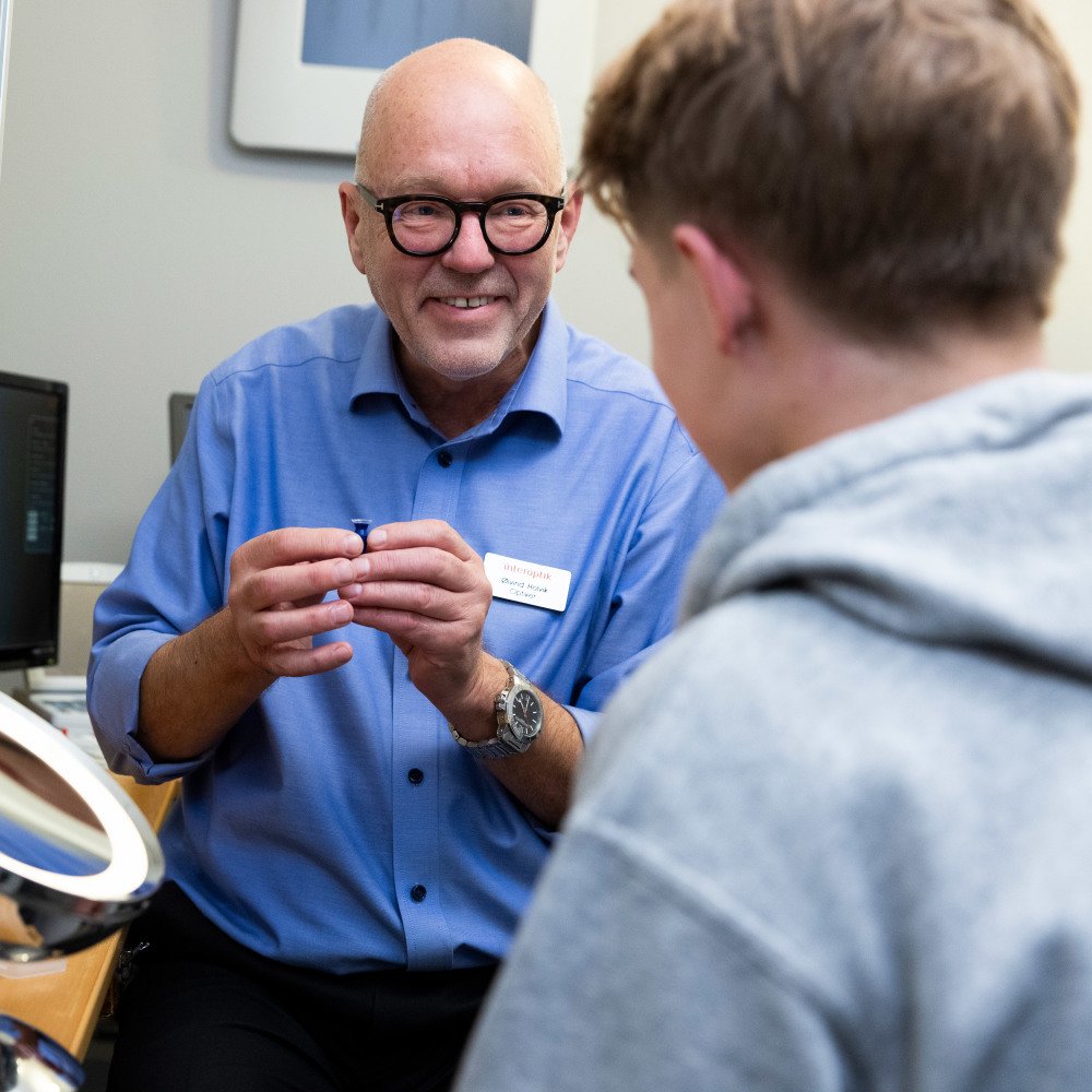 Optiker snakker med Jonas om kontaktlinsen