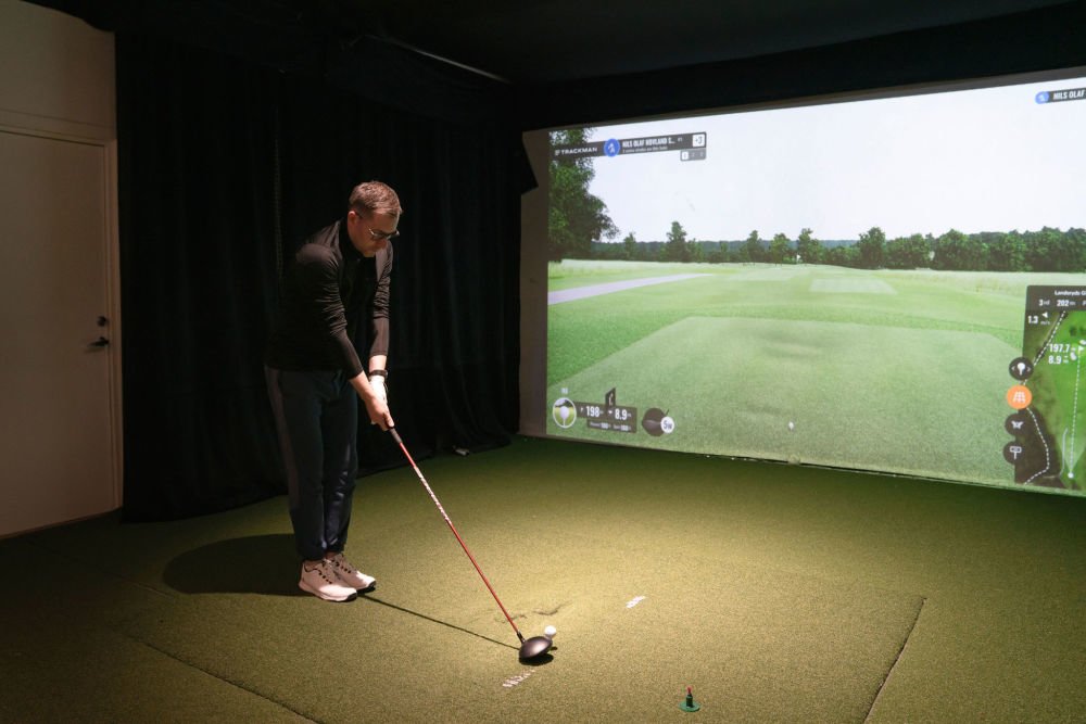 Nils Olaf ved golfsimulator