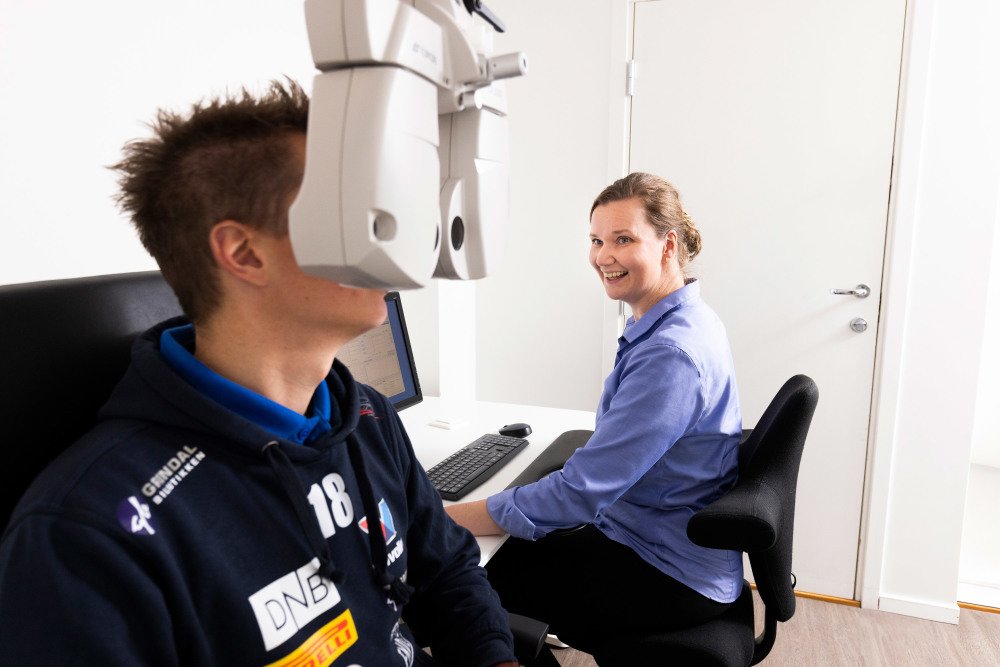 Anders Grøndal på synsundersøkelse hos optiker Jantien Bergman