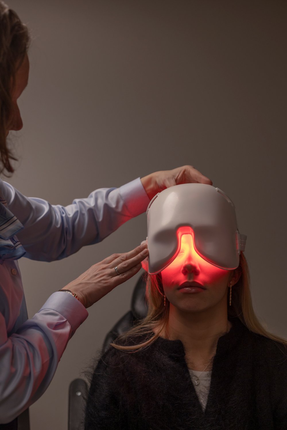 Ung kunde får LLLT behandling