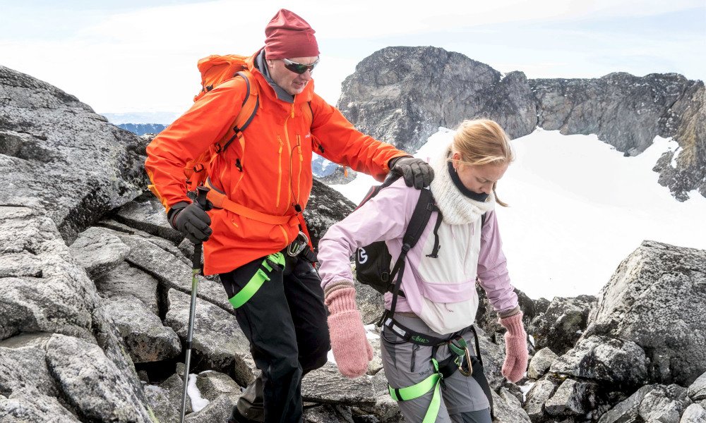 To personer i fjellet. En blind og en ledsager.