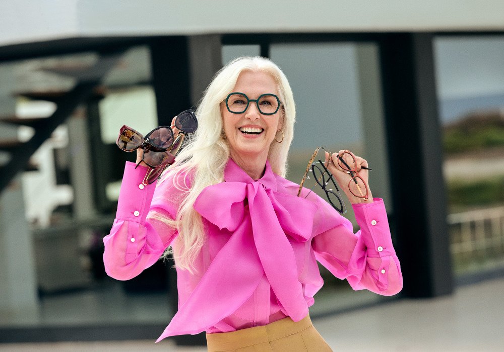 Dame med briller og solbriller