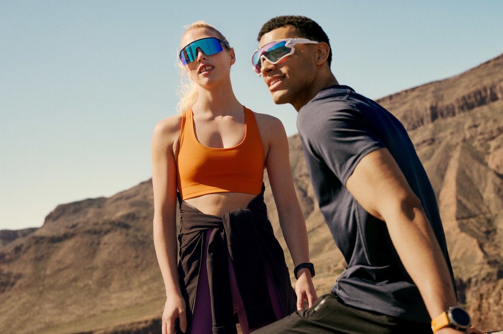 Kvinne og mann med Oakley sportsbriller solbriller